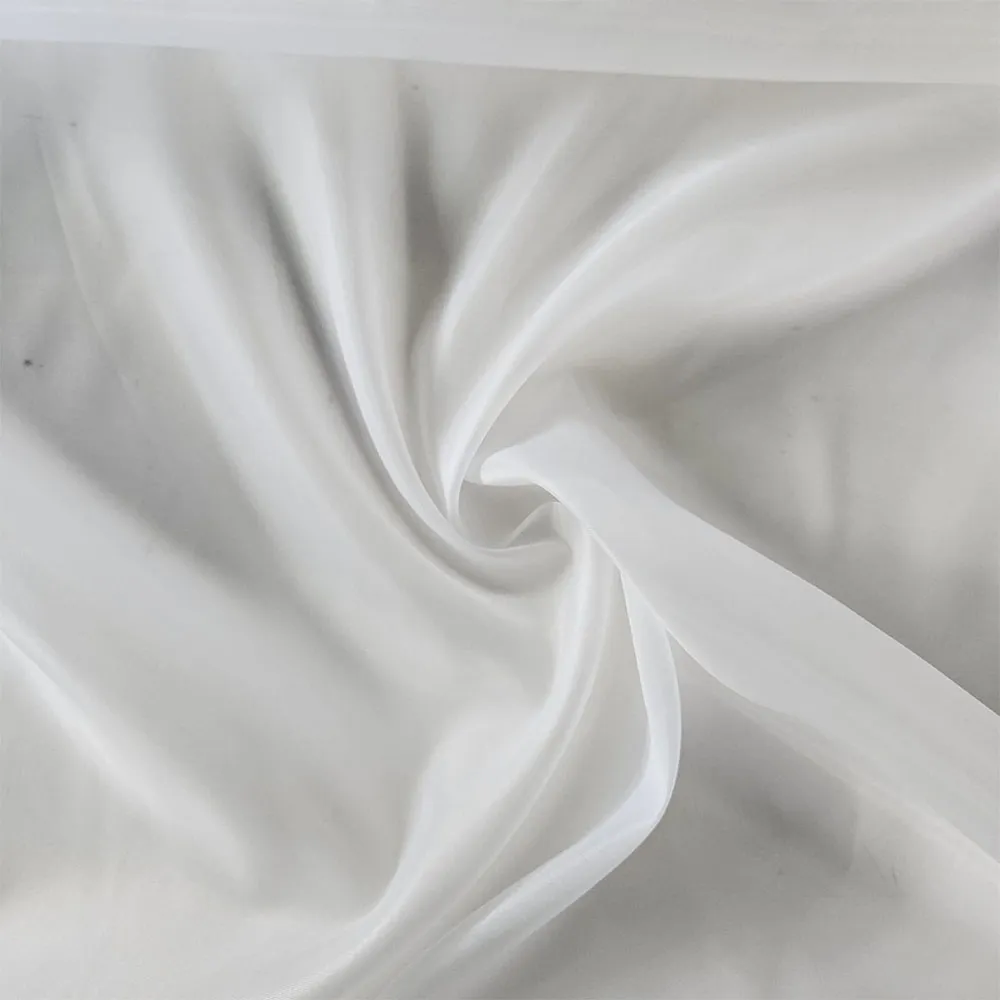 Bember branco com toque acetinado e caimento suave, tecido de forro premium